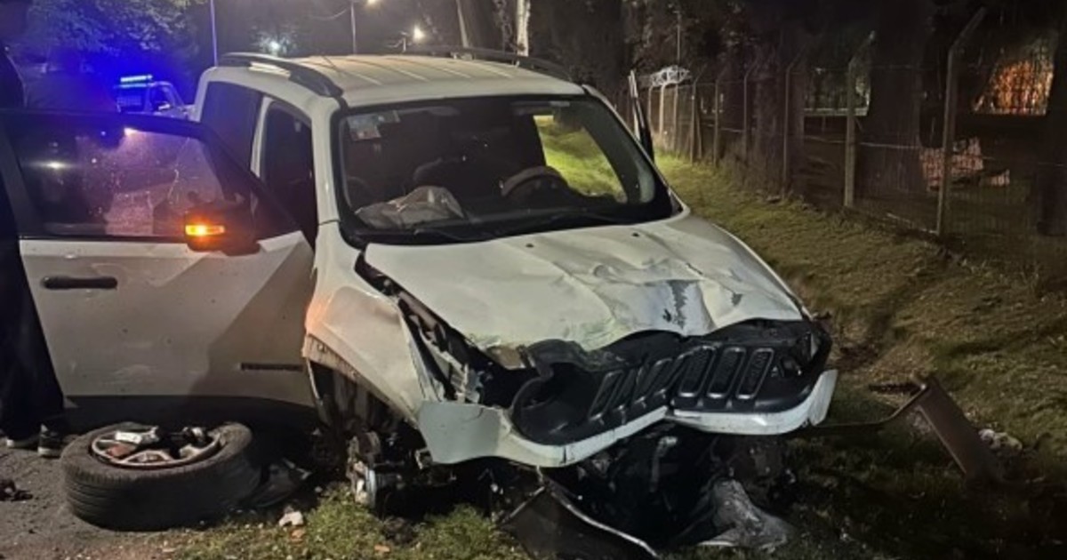 "Estaba medio escabio": manejaba a 140 km/h, chocó con un poste de luz y el accidente quedó filmado
